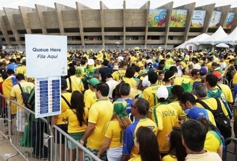 File:Torcedor brasileiro assistindo jogo do Brasil na Copa Do
